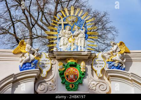 Bautzen, Oberlausitz, Sachsen, Deutschland: Portalgiebel mit einer Darstellung des Gnadenstuhls über dem Eingangsportal zur Domstiftung. Stockfoto