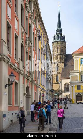 Bautzen, Oberlausitz, Sachsen, Deutschland: Urbane Szene mit Blick auf die Innere Lauenstraße in Richtung Petersdom. Stockfoto