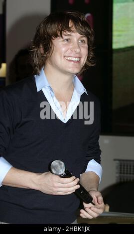 Mark Owen von Take That bei einer Rekordunterzeichnung in HMV in der Oxford Street, London, am 27. November 2006. Unterhaltung Stockfoto