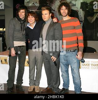 Nehmen Sie das bei einer Rekordunterzeichnung in HMV auf der Oxford Street, London am 27. November 2006. Unterhaltung Stockfoto