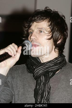 Jason Orange von Take That bei einer Rekordunterzeichnung in HMV in der Oxford Street, London am 27. November 2006. Unterhaltung Stockfoto