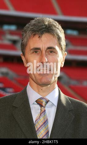 Michael Cunnah, Chief Executive des Wembley Stadions As Muse sind eine der ersten Bands, die am 4. Dezember 2006 während einer Pressekonferenz im Wembley Stadium in London ein Konzert im neuen Wembley-Stadion ankündigen. Das Konzert findet am 16. Juni 2007 statt. Unterhaltung Stockfoto