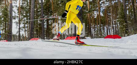 Herren Skifahrer in gelber Haut Anzug laufen Skirennen Stockfoto