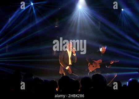 Lemar tritt auf der Brit Awards 2007 Launch Party im Hammersmith Palais in West London, 16. Januar 2007, auf. Stockfoto