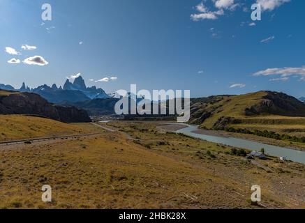 Mount Fitz Roy und Cerro Torre, Las Vueltas River in der Nähe von El Chalten, Argentinien Stockfoto