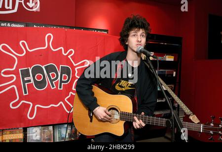 Jamie T tritt am 17. Januar 2007 bei einem Instore-Gig im Fopp in Camden Town, London, auf. Unterhaltung Stockfoto