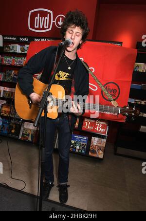 Jamie T tritt am 17. Januar 2007 bei einem Instore-Gig im Fopp in Camden Town, London, auf. Unterhaltung Stockfoto