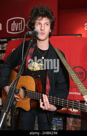 Jamie T tritt am 17. Januar 2007 bei einem Instore-Gig im Fopp in Camden Town, London, auf. Unterhaltung Stockfoto