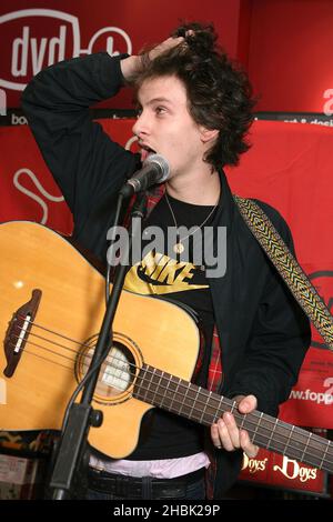 Jamie T tritt bei einem Instore-Gig im Fopp in Camden Town, London, auf. Stockfoto