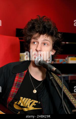 Jamie T tritt am 17. Januar 2007 bei einem Instore-Gig im Fopp in Camden Town, London, auf. Unterhaltung Stockfoto