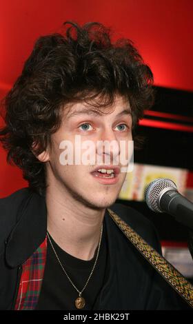 Jamie T tritt am 17. Januar 2007 bei einem Instore-Gig im Fopp in Camden Town, London, auf. Unterhaltung Stockfoto