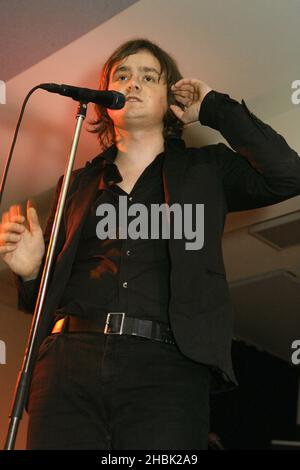 Keane spielt einen exklusiven Virgin Radio Gig in den Gibson Guitar Studios in London am 22/01/07. Stockfoto