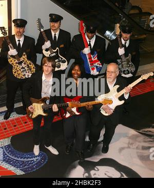 Daniel Gallagher, Neffe von Rory Gallagher, Joan Armtrading und Sir Peter Blake starten Harrods Rocks, Central London am 01/02/07. Die wertvollsten Gitarren der Welt kamen unter gepanzerter Sicherheit im Laden an. Stockfoto