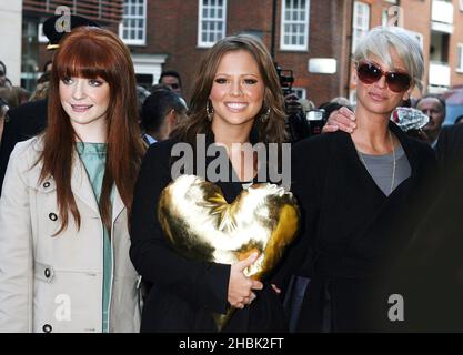 Nicola Roberts, Kimberley Walsh und Sarah Harding von Girls laut während einer Fotowand, um den Variety Club Gold Heart Appeal am 1. Februar 2007 in Harrods im Zentrum von London zu starten. Unterhaltung Stockfoto