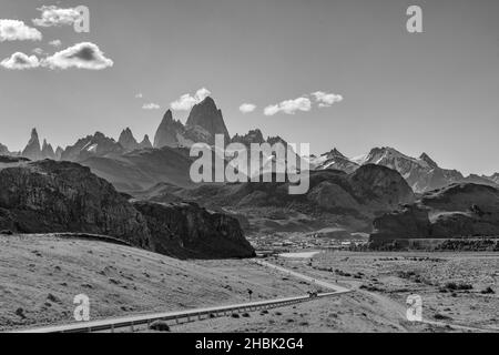 Mount Fitz Roy und Cerro Torre, Las Vueltas River in der Nähe von El Chalten, Argentinien Stockfoto