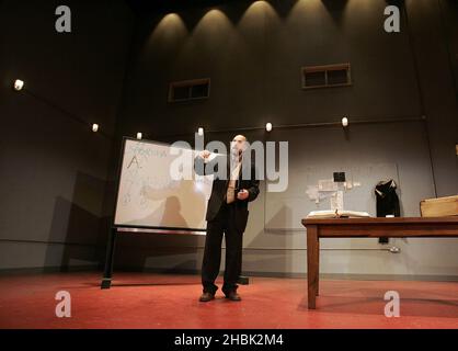 Michael Edwards und Carole Winter mit Paul Coxwell präsentieren Richard Schiff in der britischen Premiere von „Underneath the Lintel“ von Glen Berger am 9. Februar 2007 im Duchess Theatre in London. Unterhaltung *** Lokale Bildunterschrift *** Stockfoto