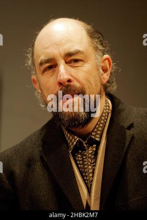 Michael Edwards und Carole Winter mit Paul Coxwell präsentieren Richard Schiff in der britischen Premiere von „Underneath the Lintel“ von Glen Berger am 9. Februar 2007 im Duchess Theatre in London. Unterhaltung *** Lokale Bildunterschrift *** Stockfoto