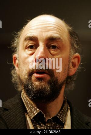 Michael Edwards und Carole Winter mit Paul Coxwell präsentieren Richard Schiff in der britischen Premiere von „Underneath the Lintel“ von Glen Berger am 9. Februar 2007 im Duchess Theatre in London. Unterhaltung *** Lokale Bildunterschrift *** Stockfoto