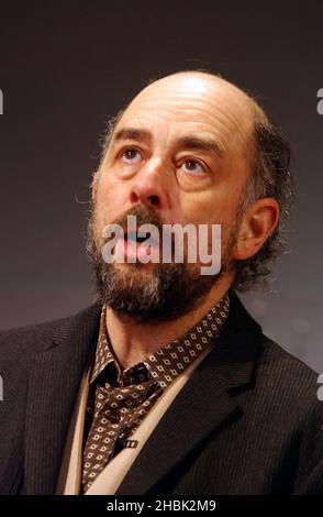 Michael Edwards und Carole Winter mit Paul Coxwell präsentieren Richard Schiff in der britischen Premiere von „Underneath the Lintel“ von Glen Berger am 9. Februar 2007 im Duchess Theatre in London. Unterhaltung *** Lokale Bildunterschrift *** Stockfoto