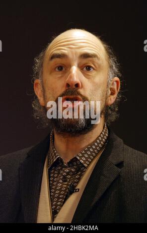 Michael Edwards und Carole Winter mit Paul Coxwell präsentieren Richard Schiff in der britischen Premiere von „Underneath the Lintel“ von Glen Berger am 9. Februar 2007 im Duchess Theatre in London. Unterhaltung *** Lokale Bildunterschrift *** Stockfoto