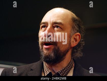 Michael Edwards und Carole Winter mit Paul Coxwell präsentieren Richard Schiff in der britischen Premiere von „Underneath the Lintel“ von Glen Berger am 9. Februar 2007 im Duchess Theatre in London. Unterhaltung *** Lokale Bildunterschrift *** Stockfoto