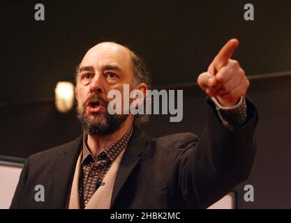 Michael Edwards und Carole Winter mit Paul Coxwell präsentieren Richard Schiff in der britischen Premiere von „Underneath the Lintel“ von Glen Berger am 9. Februar 2007 im Duchess Theatre in London. Unterhaltung *** Lokale Bildunterschrift *** Stockfoto