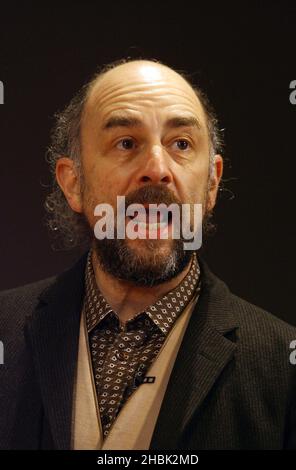 Michael Edwards und Carole Winter mit Paul Coxwell präsentieren Richard Schiff in der britischen Premiere von „Underneath the Lintel“ von Glen Berger am 9. Februar 2007 im Duchess Theatre in London. Unterhaltung *** Lokale Bildunterschrift *** Stockfoto