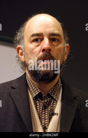 Michael Edwards und Carole Winter mit Paul Coxwell präsentieren Richard Schiff in der britischen Premiere von „Underneath the Lintel“ von Glen Berger am 9. Februar 2007 im Duchess Theatre in London. Unterhaltung *** Lokale Bildunterschrift *** Stockfoto