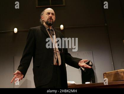 Michael Edwards und Carole Winter mit Paul Coxwell präsentieren Richard Schiff in der britischen Premiere von „Underneath the Lintel“ von Glen Berger am 9. Februar 2007 im Duchess Theatre in London. Unterhaltung *** Lokale Bildunterschrift *** Stockfoto