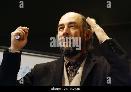 Michael Edwards und Carole Winter mit Paul Coxwell präsentieren Richard Schiff in der britischen Premiere von „Underneath the Lintel“ von Glen Berger am 9. Februar 2007 im Duchess Theatre in London. Unterhaltung *** Lokale Bildunterschrift *** Stockfoto