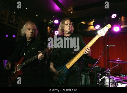 Brad Whitford und Tom Hamilton von Aerosmith treten am 19. Februar 2007 bei einem exklusiven Auftritt auf der Bühne auf, um im Hard Rock Cafe im Zentrum von London für „Hyde Park Calling“ zu werben. Stockfoto