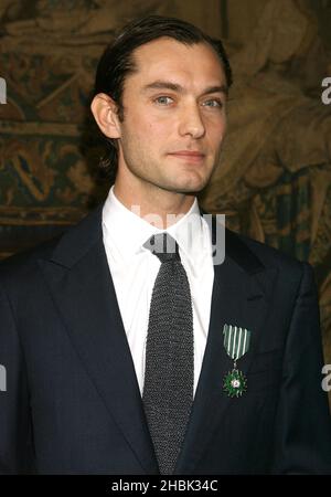 Jude Law wird am 1. März 2007 von Gerard Errera, dem französischen Botschafter in Großbritannien, mit dem Chevalier des Arts et des Lettres in Anerkennung seines Beitrags zum Kino in der Londoner Residence de France geehrt. Stockfoto