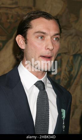 Jude Law wird am 1. März 2007 von Gerard Errera, dem französischen Botschafter in Großbritannien, mit dem Chevalier des Arts et des Lettres in Anerkennung seines Beitrags zum Kino in der Londoner Residence de France geehrt. Stockfoto