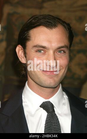 Jude Law wird am 1. März 2007 von Gerard Errera, dem französischen Botschafter in Großbritannien, mit dem Chevalier des Arts et des Lettres in Anerkennung seines Beitrags zum Kino in der Londoner Residence de France geehrt. Stockfoto