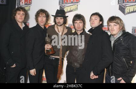 Kasabian und Noel Gallagher bei den NME Awards im Hammersmith Palais, West London am 01/03/2007. Stockfoto