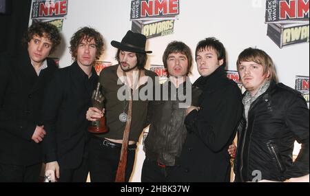 Kasabian und Noel Gallagher bei den NME Awards im Hammersmith Palais, West London am 01/03/2007. Stockfoto