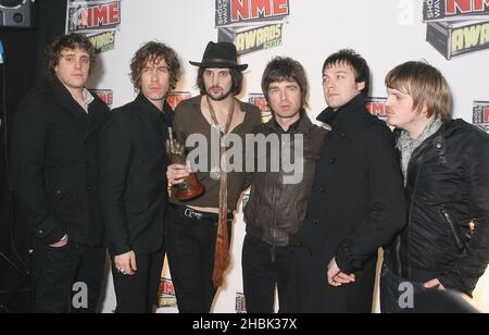 Kasabian und Noel Gallagher bei den NME Awards im Hammersmith Palais, West London am 01/03/2007. Stockfoto