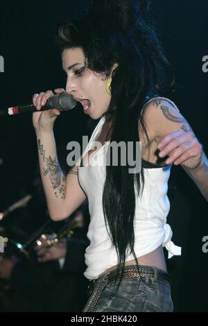 Amy Winehouse tritt im APRIL 14,2007 im GAY Astoria in London auf. Stockfoto