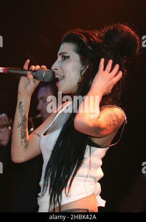 Amy Winehouse tritt im APRIL 14,2007 im GAY Astoria in London auf. Stockfoto