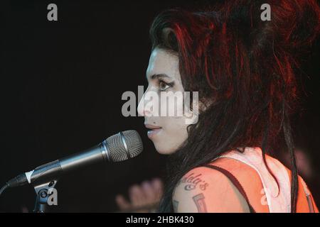 Amy Winehouse tritt im APRIL 14,2007 im GAY Astoria in London auf. Stockfoto