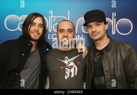 (Von links nach rechts) Jared Leto, Drive Time DJ Lucio und Tomo Milicevic während eines Interviews bei Capital Radio im Zentrum von London, in dem sie am 19. April 2007 die Band 30 Sekunden auf Mars mit Drive Time DJ Lucio in London promoten. Stockfoto