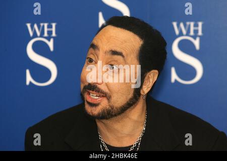 David gest signiert am 20th. April 2007 Kopien seiner Autobiographie „Simply the gest“ bei WH Smiths im Brent Cross Shopping Centre, North London. Stockfoto