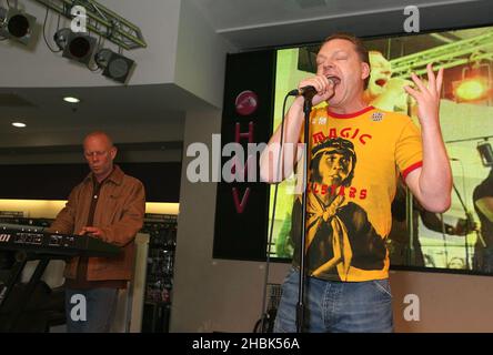 Vince Clark und Andy Bell von Erasure treten am 21. Mai 2007 im HMV, Oxford Street in London auf. Stockfoto