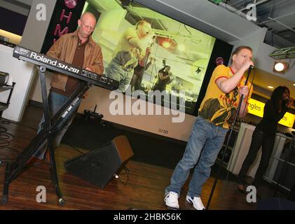 Vince Clark und Andy Bell von Erasure treten am 21. Mai 2007 im HMV, Oxford Street in London auf. Stockfoto