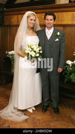 Braut Victoria Kruger & Groom Ben Adams in St. Luke's Church, Hampstead während einer Skizze für das Friday Night Project (TX: Freitag, 1. Juni 2007, Channel 4 @ 2305) mit David Walliams (nicht abgebildet), Samstag, 26. Mai 2007. Stockfoto