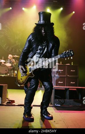 Slash of Velvet Revolver live im Konzert im Hammersmith Apollo in London am 5. Juni 2007. Stockfoto