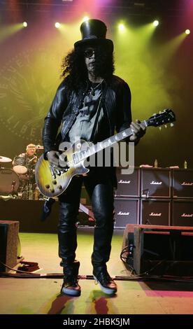 Slash of Velvet Revolver live im Konzert im Hammersmith Apollo in London am 5. Juni 2007. Stockfoto