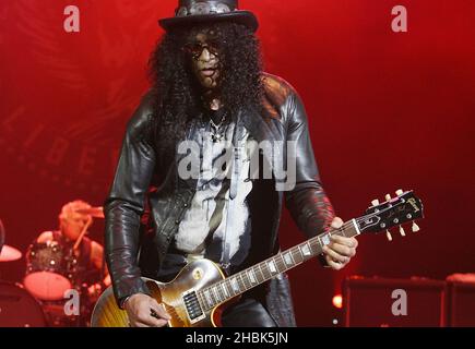 Slash of Velvet Revolver live im Konzert im Hammersmith Apollo in London am 5. Juni 2007. Stockfoto