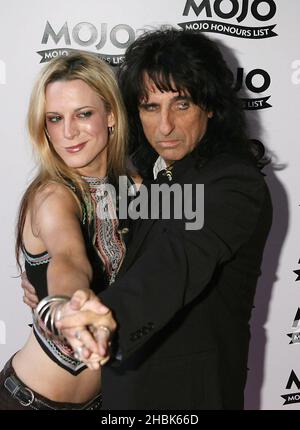 Alice Cooper und Tochter Calico kommen zur Preisverleihung der Mojo Honors List in der Brauerei im Osten Londons. Stockfoto