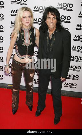 Alice Cooper und Tochter Calico kommen zur Preisverleihung der Mojo Honors List in der Brauerei im Osten Londons. Stockfoto